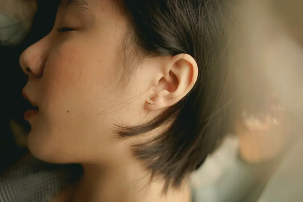 What is the best antihistamine for fluid in ears?