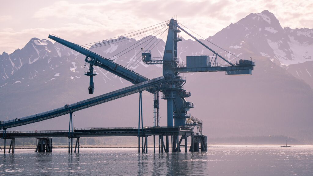 Does the alaskan pipeline still pump oil