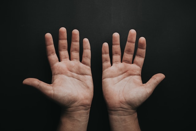 Do humans have 8 fingers?