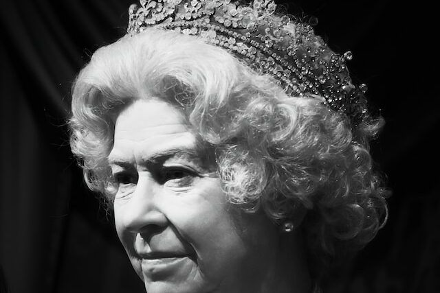 How do you become a queen's guard?