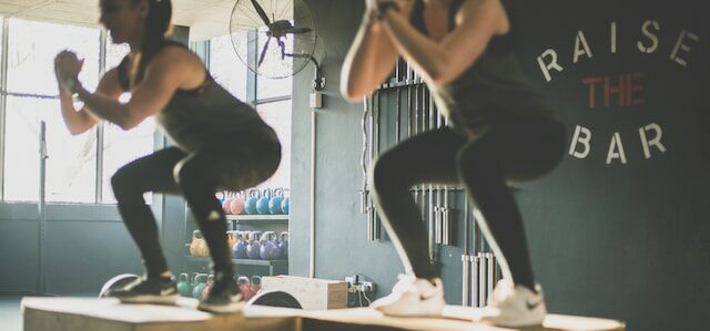 Does squeezing the buttocks during squats make it bigger?