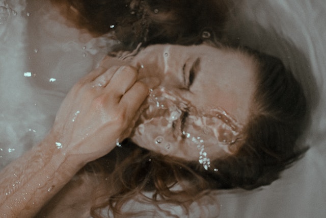 How long does a navy seal have to hold his breath underwater