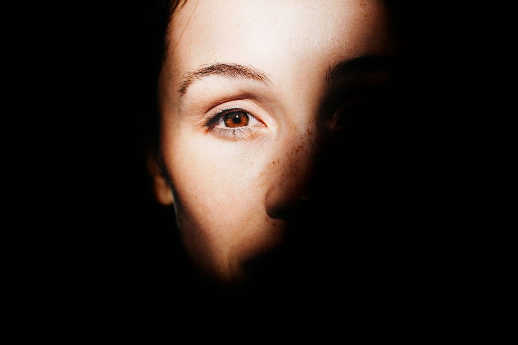 Why do i see colors when i close my eyes in the dark ?