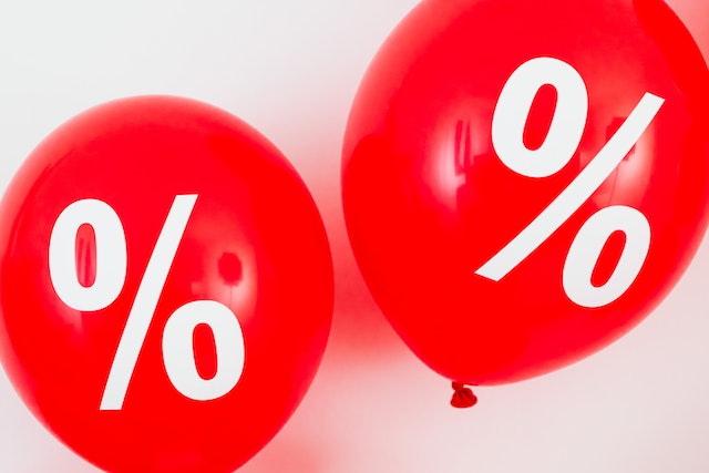 What percentage of men make 6 figures?