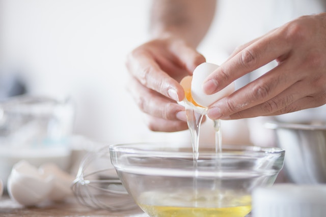 How do you measure one egg white?