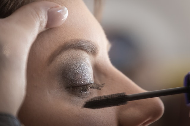 Did Elvis wear mascara?