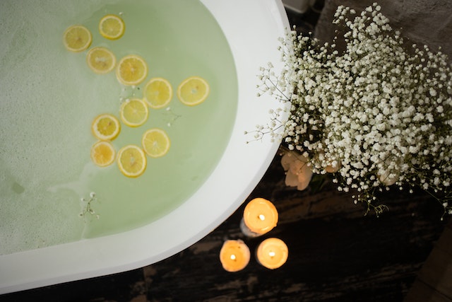 What happens if we bath with lemon water daily