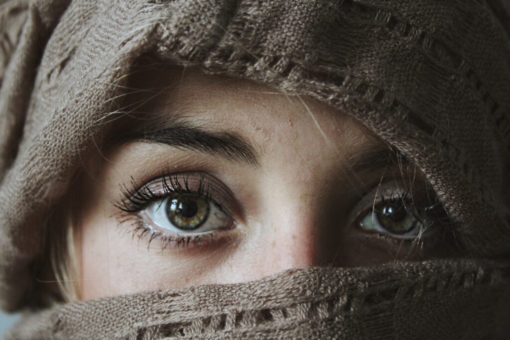 What color eyes do redheads have