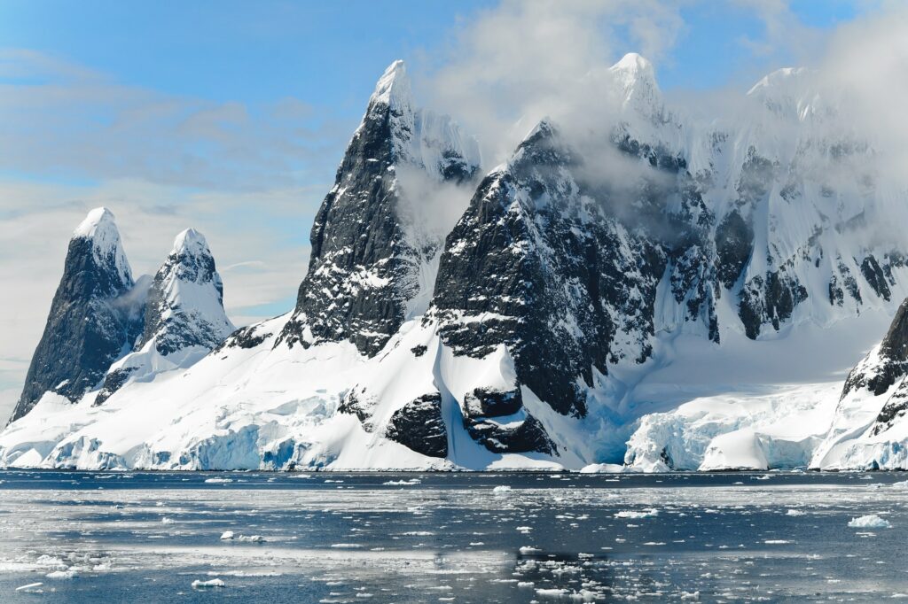 Who owns the land in antarctica ?