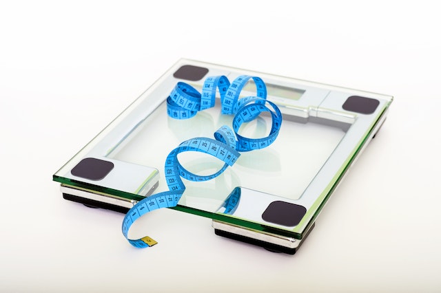 How much should a 5 4 female weigh