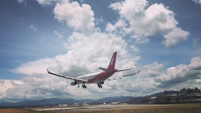 Do planes still fly in thunderstorms