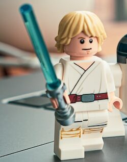 Who is stronger obi wan or darth vader 1