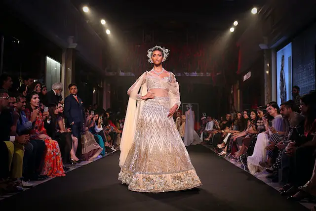 How much do models get paid to walk the runway